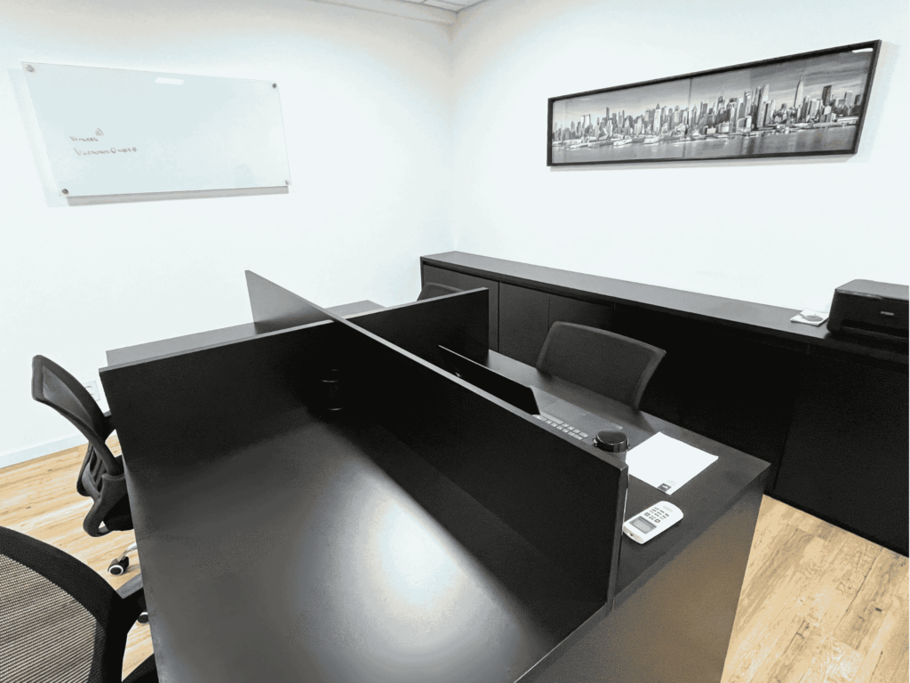 Espaço de coworking da Viiwork São Caetano com estações de trabalho em ambiente corporativo